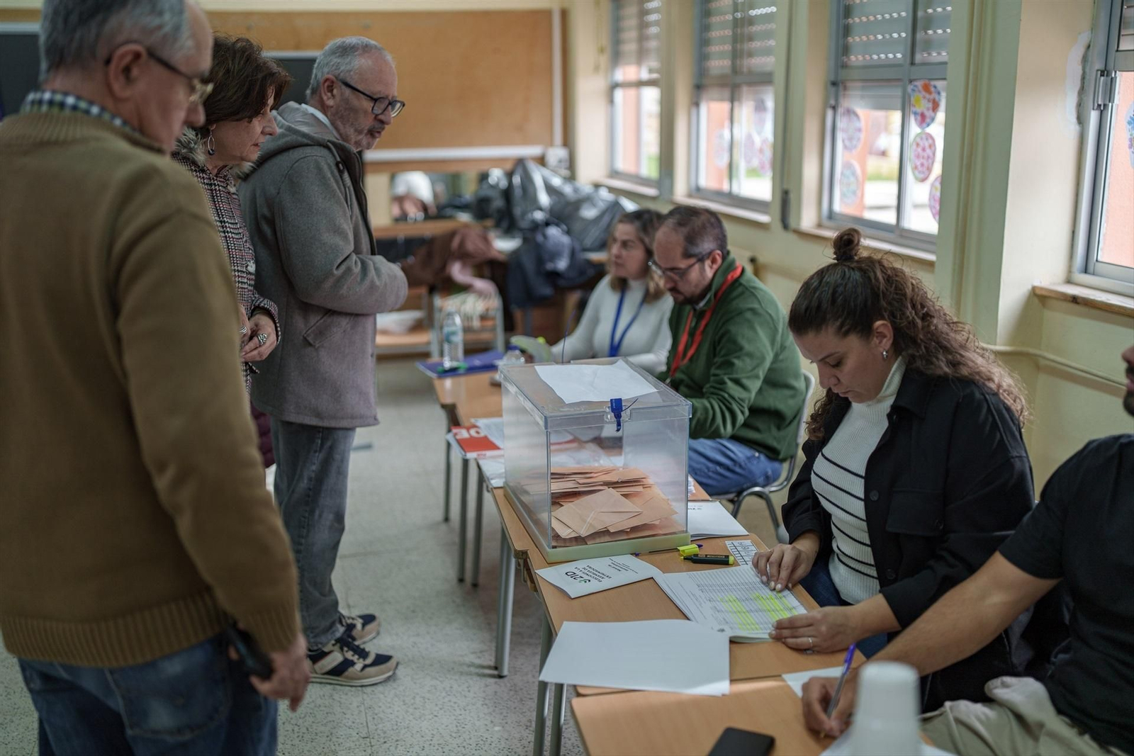 Ciudadanos ejercen su derecho al voto con motivo de las elecciones autonómicas en Extremadura.