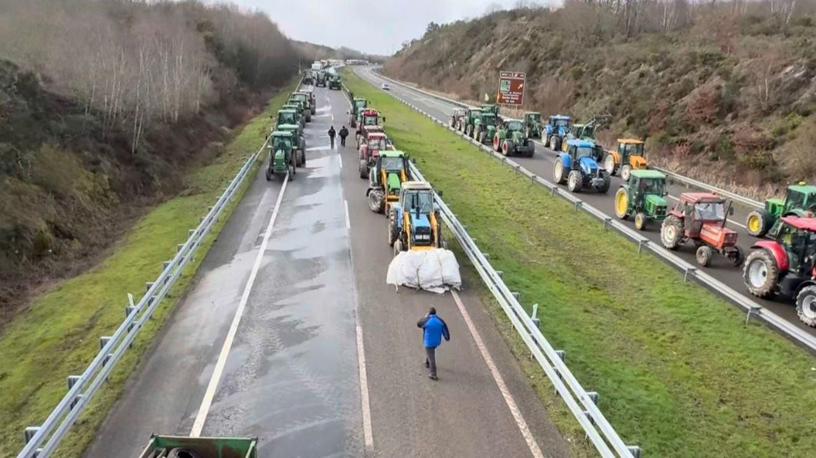 La tractorada en la A-52 a la altura de Xinzo