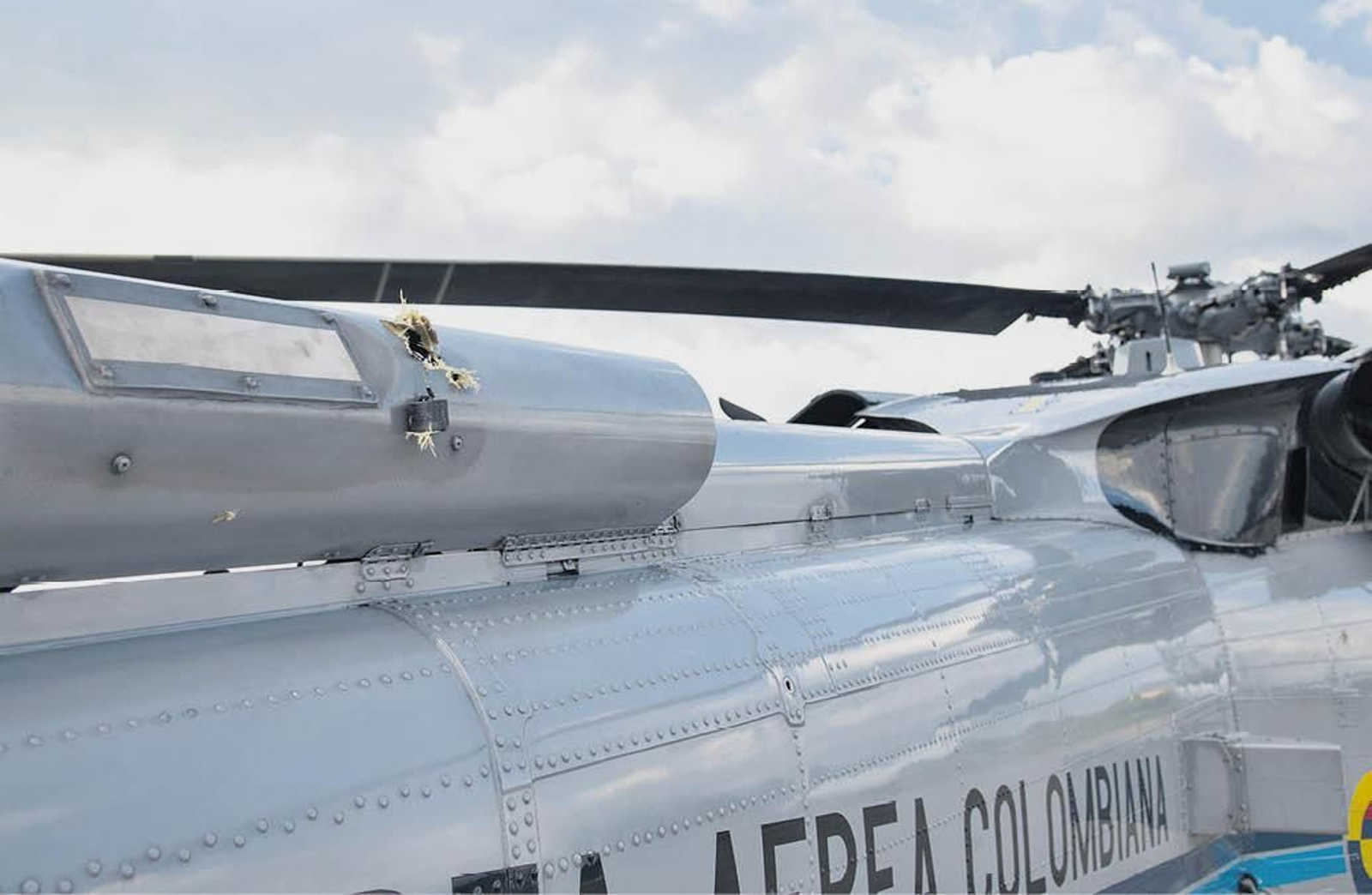 Impactos de bala en el fuselaje del helicóptero en el que viajaba Duque.