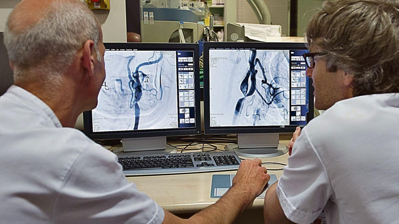 Dos profesionales investigan un caso de ictus grave en el Hospital Clínico de Barcelona.