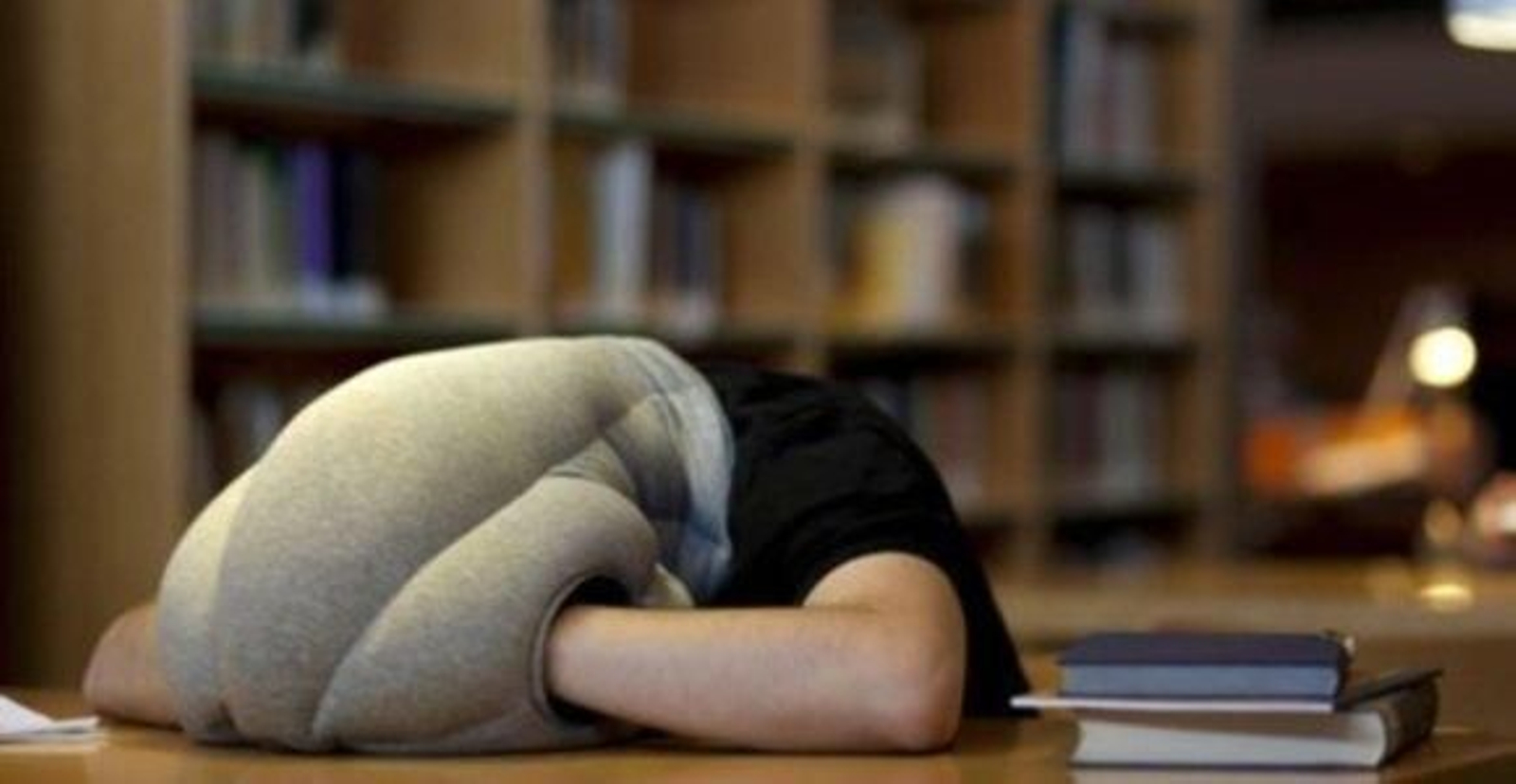 Un joven con problemas para dormir.