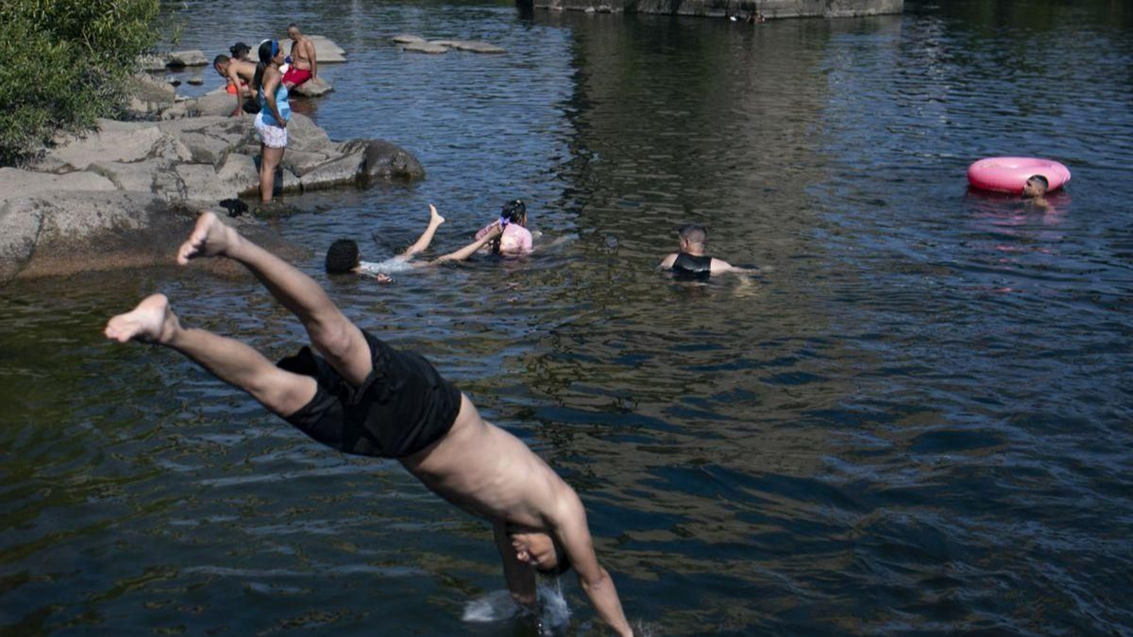 El río Miño a su paso por la ciudad fue este domingo el refugio de muchos ourensanos.
