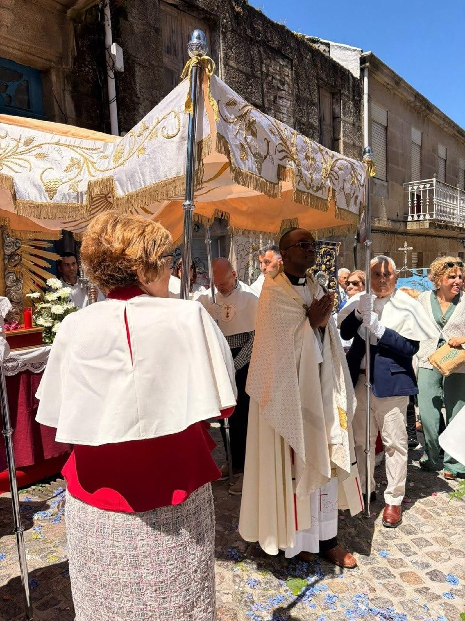 Alfombras florales y procesión del Corpus en Bouzas.