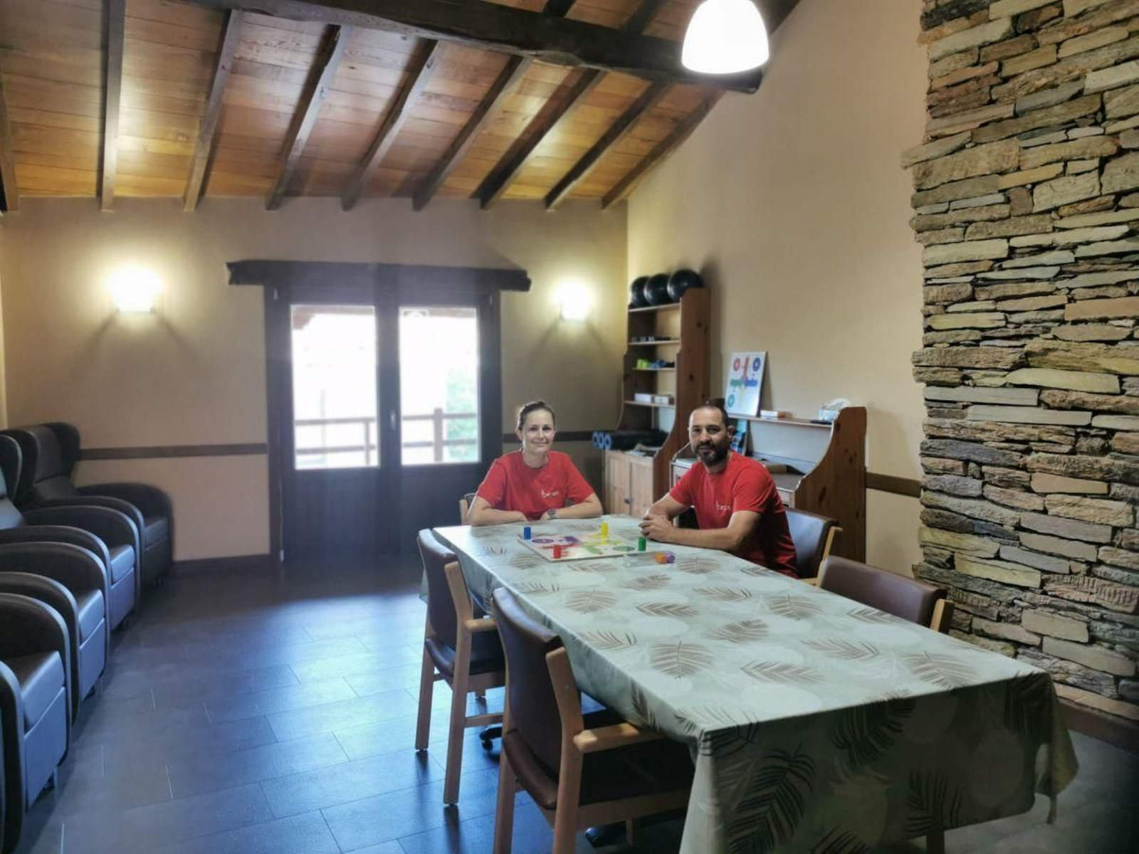 Nuria Resurrección y Alberto Piñeiro en su casa do maior.