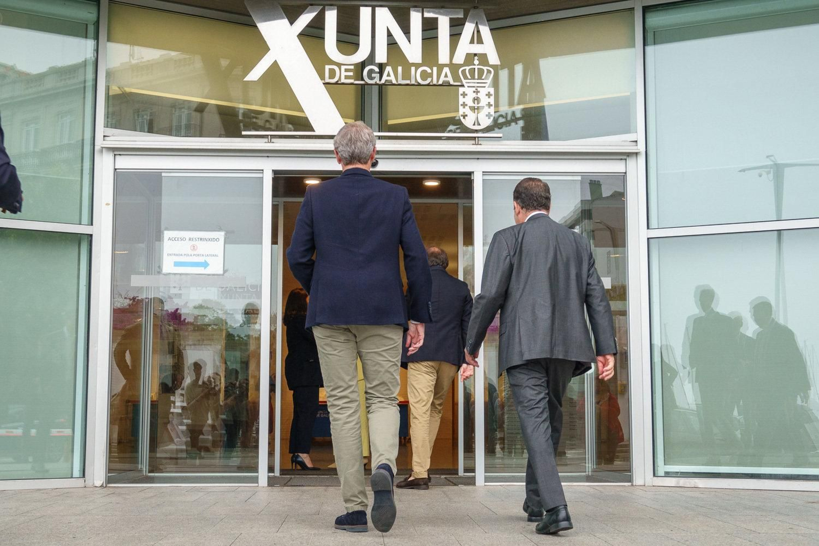 Rueda y Caballero entre a la sede de la Xunta en Vigo.