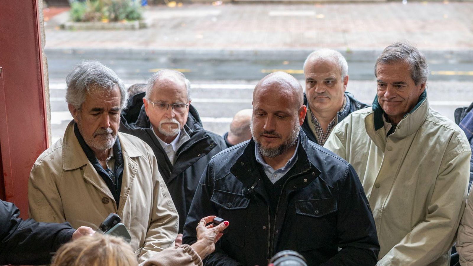 Rodrigo Alonso, portavoz nacional de Campo de Voz, acompañado por integrantes del partido en Galicia