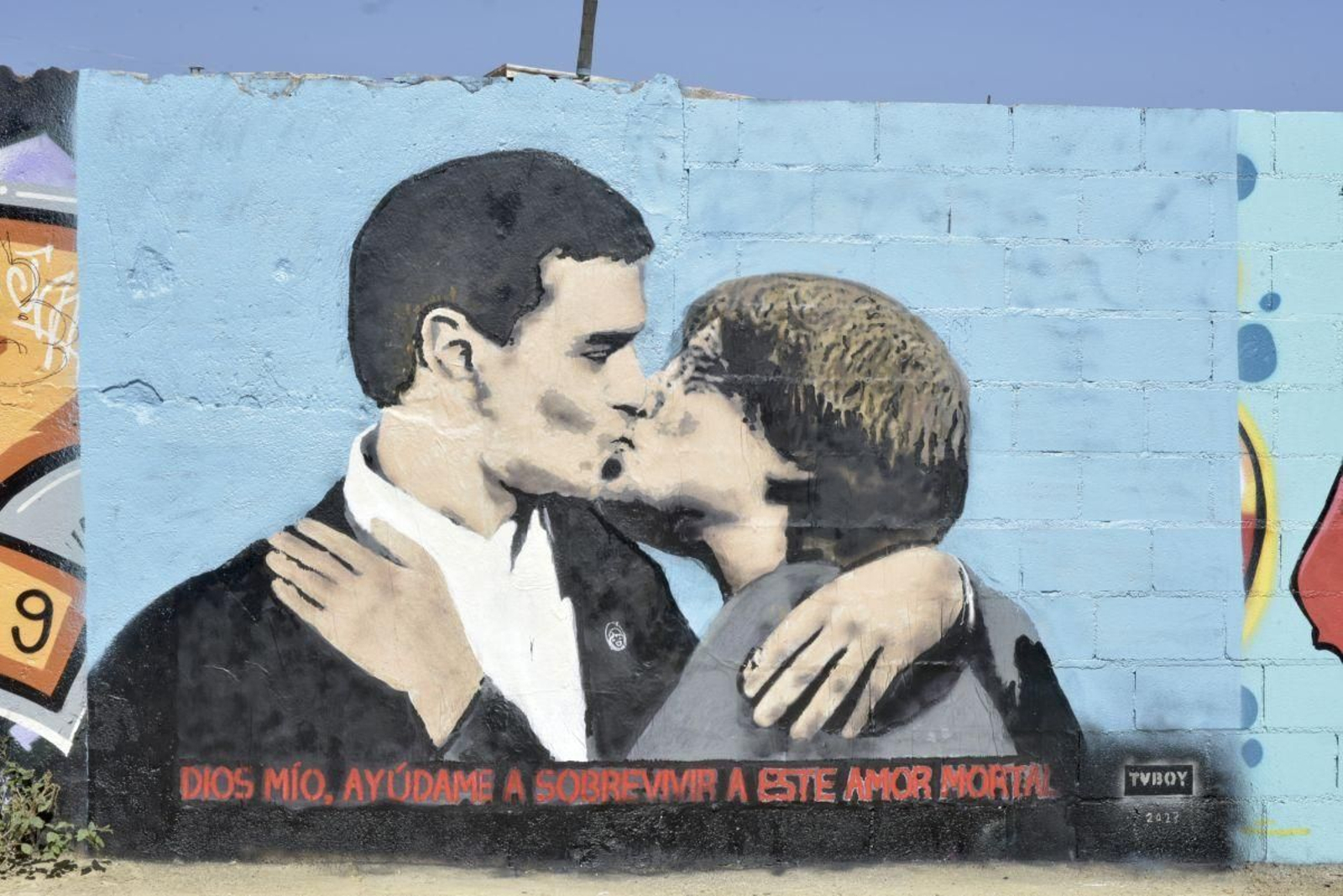 Pintura del artista urbano TVBoy en Barcelona que muestra a Pedro Sánchez y Carles Puigdemont dándose un beso.