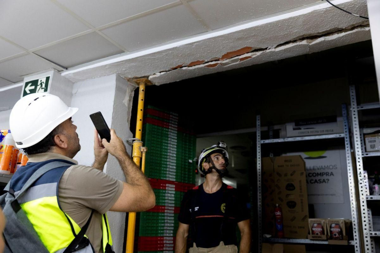 Técnicos municipales y bomberos inspeccionan los daños en los edificios de Granada.