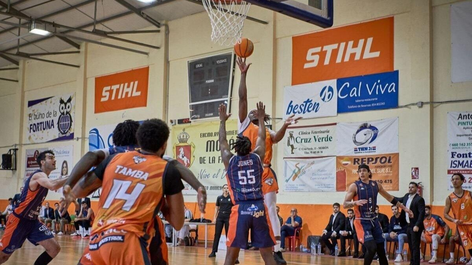 Lionel Kouadio lanza a canasta en el último partido disputado por el Morón ante el Tizona.