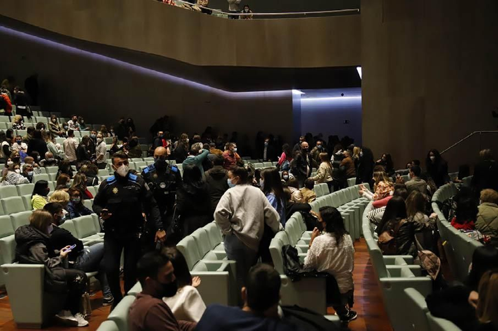 Fue necesaria la intervención de varias dotaciones de la Policía Local para desalojar al público de la sala principal.