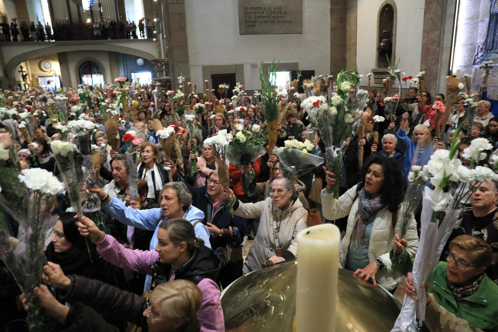 Galería | Las madres ofrecen sus flores un año más a la Virgen de Fátima, en fotos