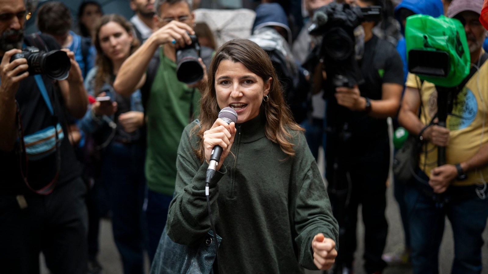 Manifestantes concentrados ante el cordón policial desplegado en los aledaños del Congreso de los Diputados durante la protesta en defensa del derecho a la vivienda