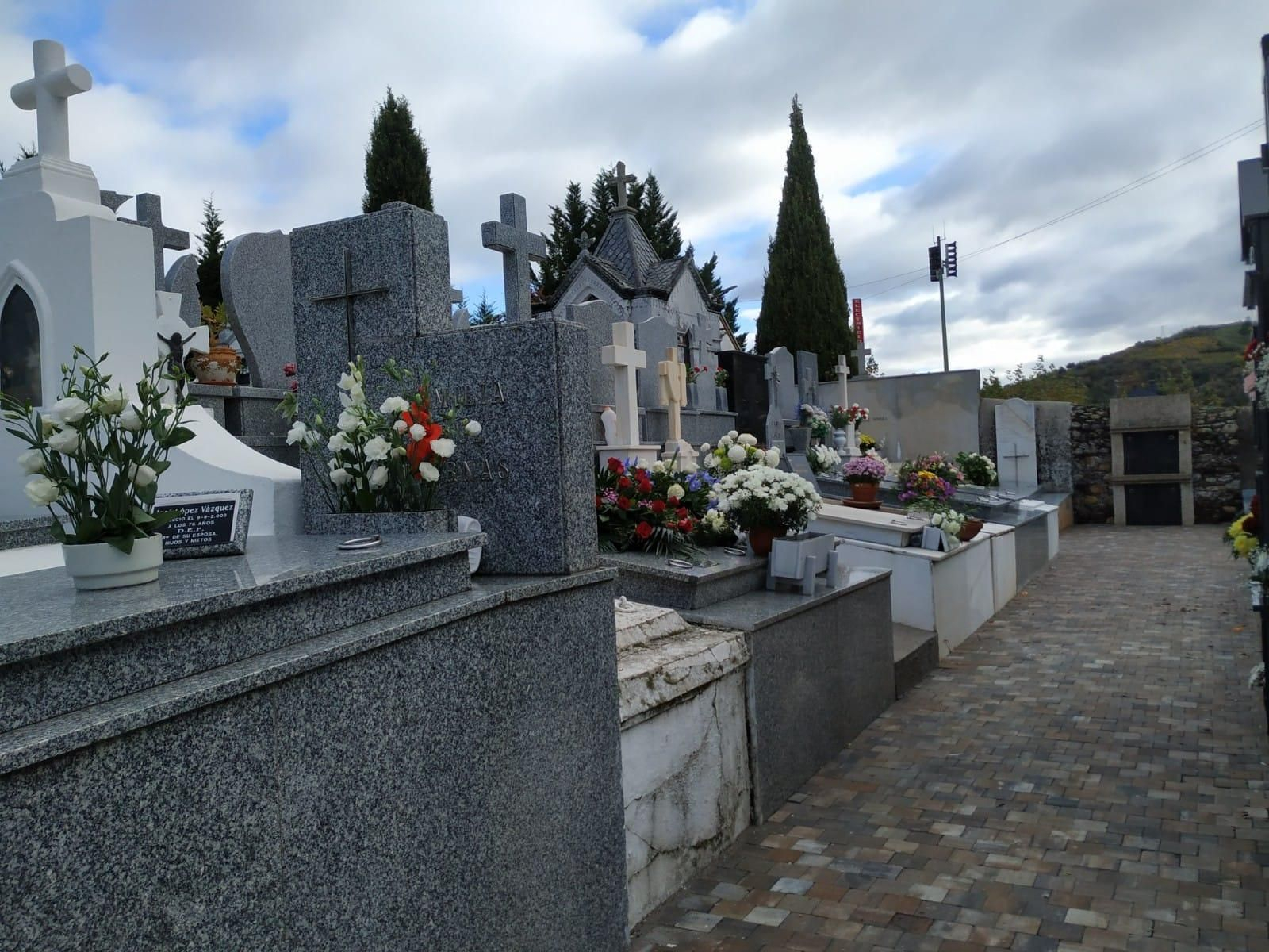 Cementerio municipal de O Barco de Valdeorras. // J.M.C.