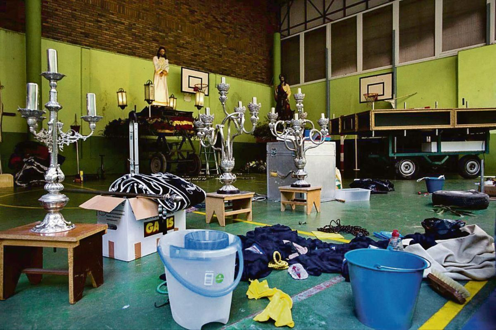 Los candelabros y las figuras procesionales, en el patio de la Compañía de María.