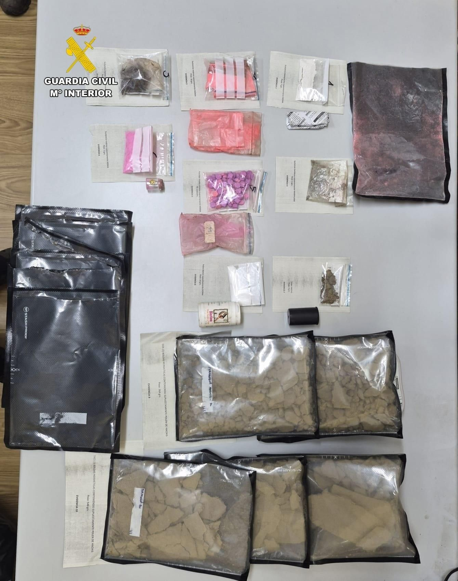 Las sustancias estupefacientes incautadas por la Guardia Civil en Viana do Bolo.
