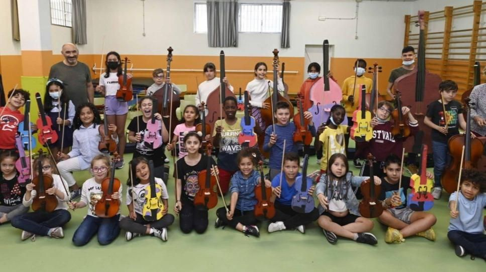 La orquesta ‘Son das Flores’ con los instrumentos de cartón y algunos reales.
