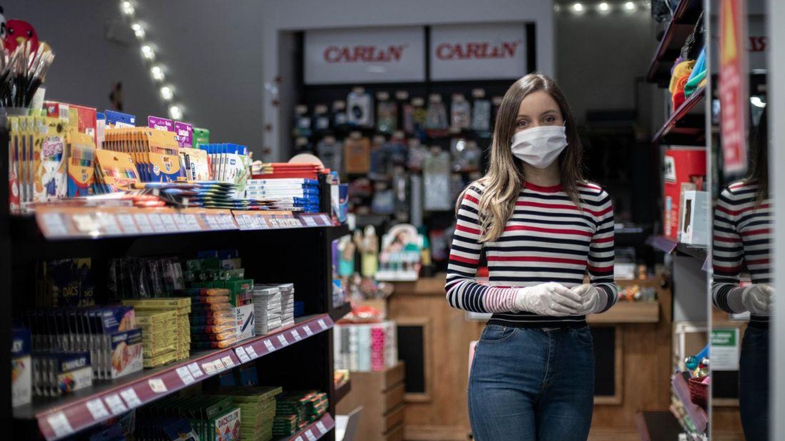 OURENSE (CARLYN). 04/05/2020. OURENSE. Arranca la fase cero con la apertura de varios negocios, entre los que se incluyen ferreterías, peluquerías, talleres de arreglos, librerías o clínicas. FOTO: ÓSCAR PINAL  Iria Domínguez