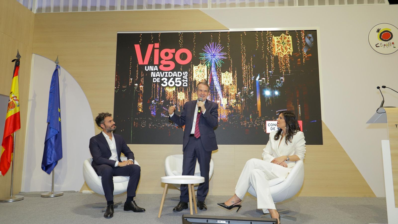 Caballero durante la presentación de la campaña de Vigo en Fitur 2026.