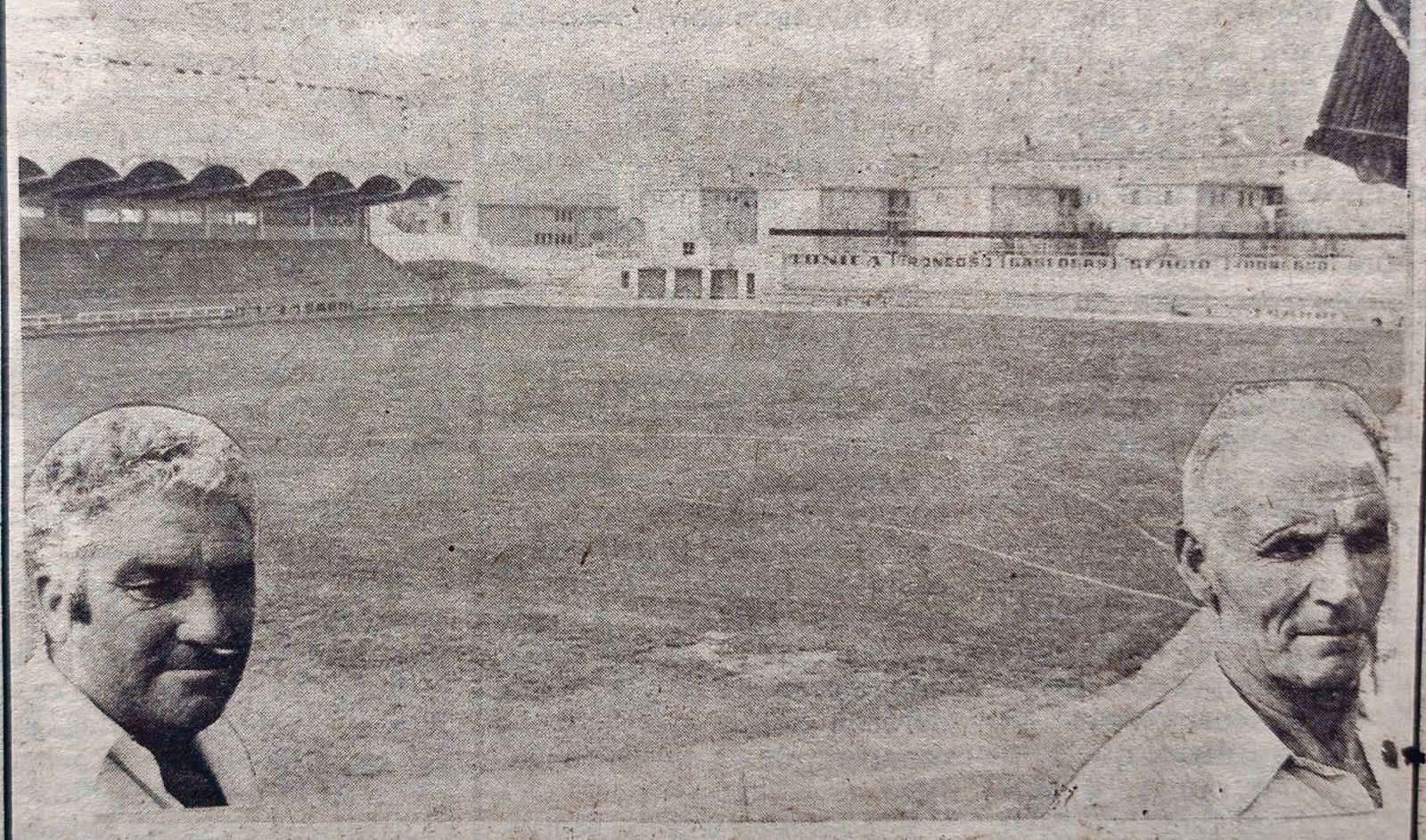 Ricardo y Venerando, con el césped del estadio del Couto al fondo.