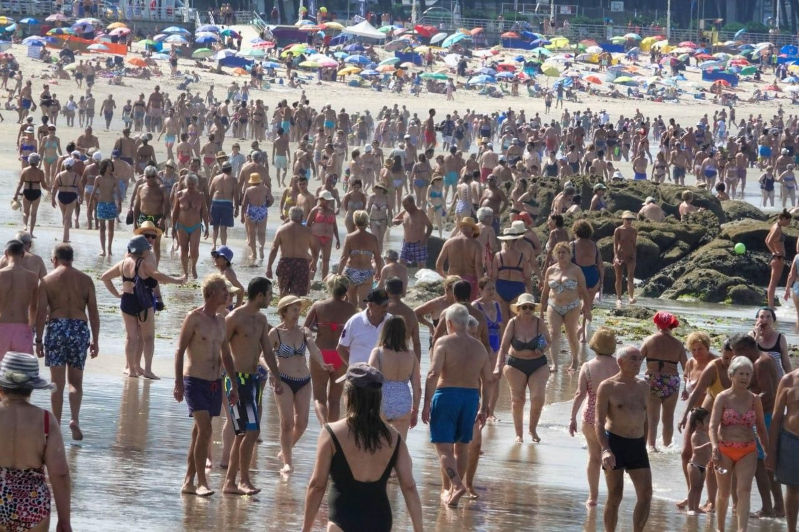 Samil abarrotada de gente por las altas temperaturas. // Vicente Alonso