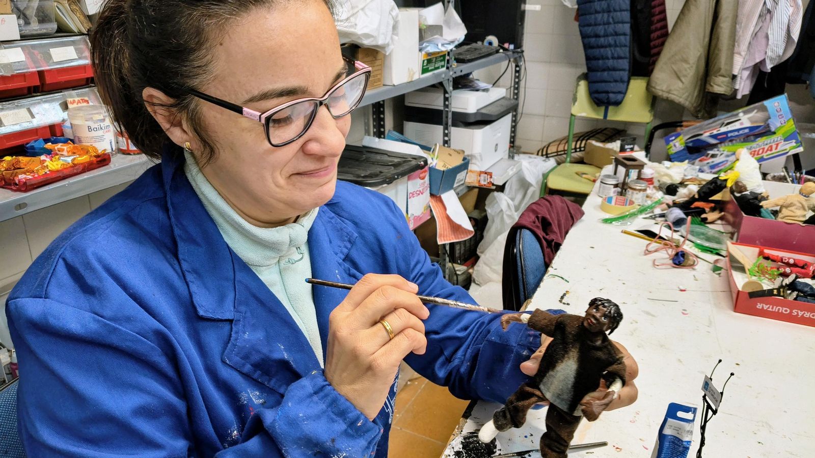 Romina terminando de confeccionar una de las figuras.