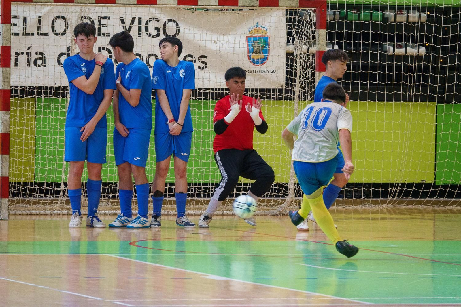 Partido de fútbol sala de la Vigo Cup en Navia.