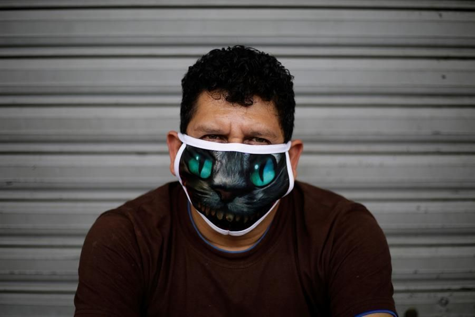 Un hombre con su mascarilla personalizada (EFE).