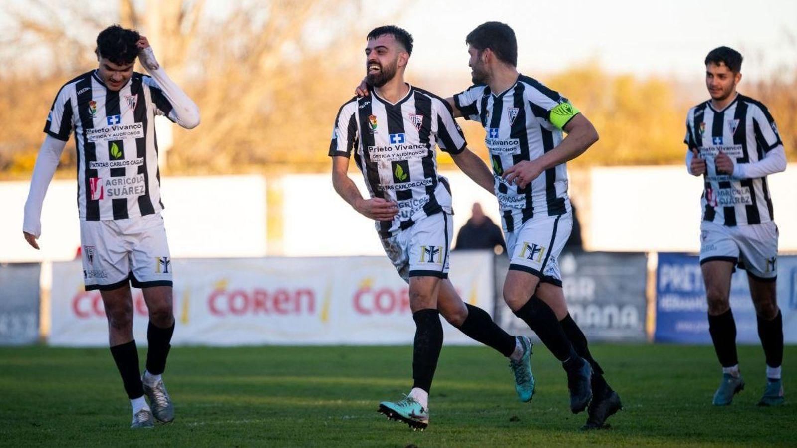 Álex Boán, defensa del Antela, celebra el tanto conseguido ante el Valladares en A Moreira.