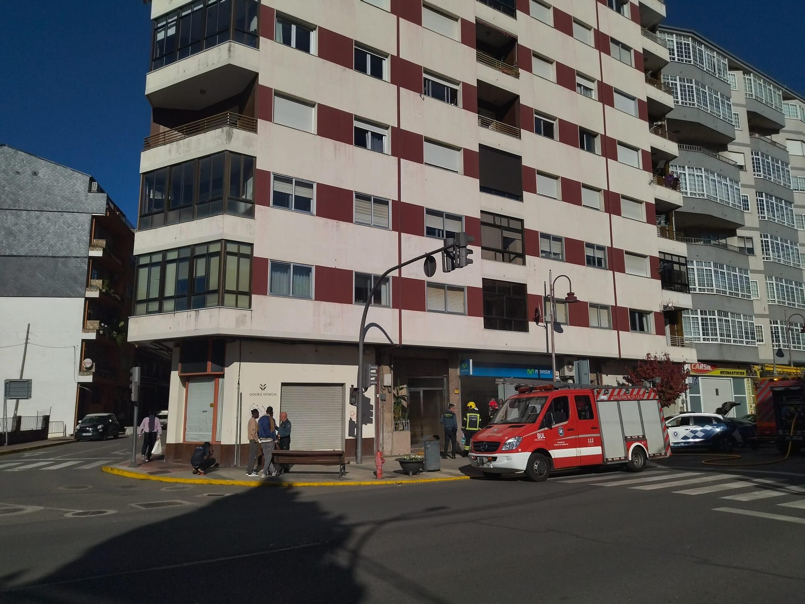 Efectivos de emergencias trabajan en el edificio del incendio.