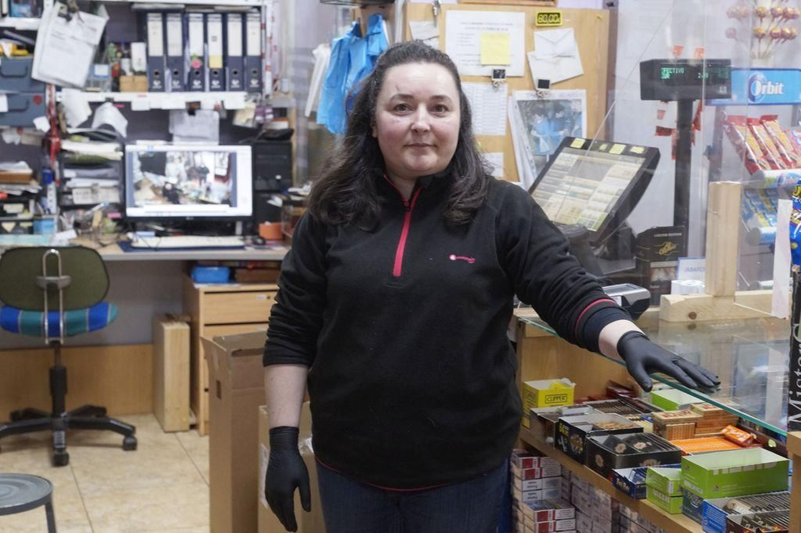 Patricia despacha en el estanco de la zona nueva de Navia.