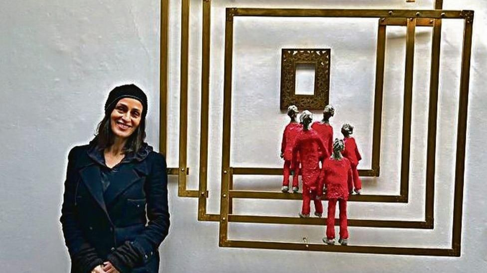 La artista Olga Andrino con una de las obras de su exposición.