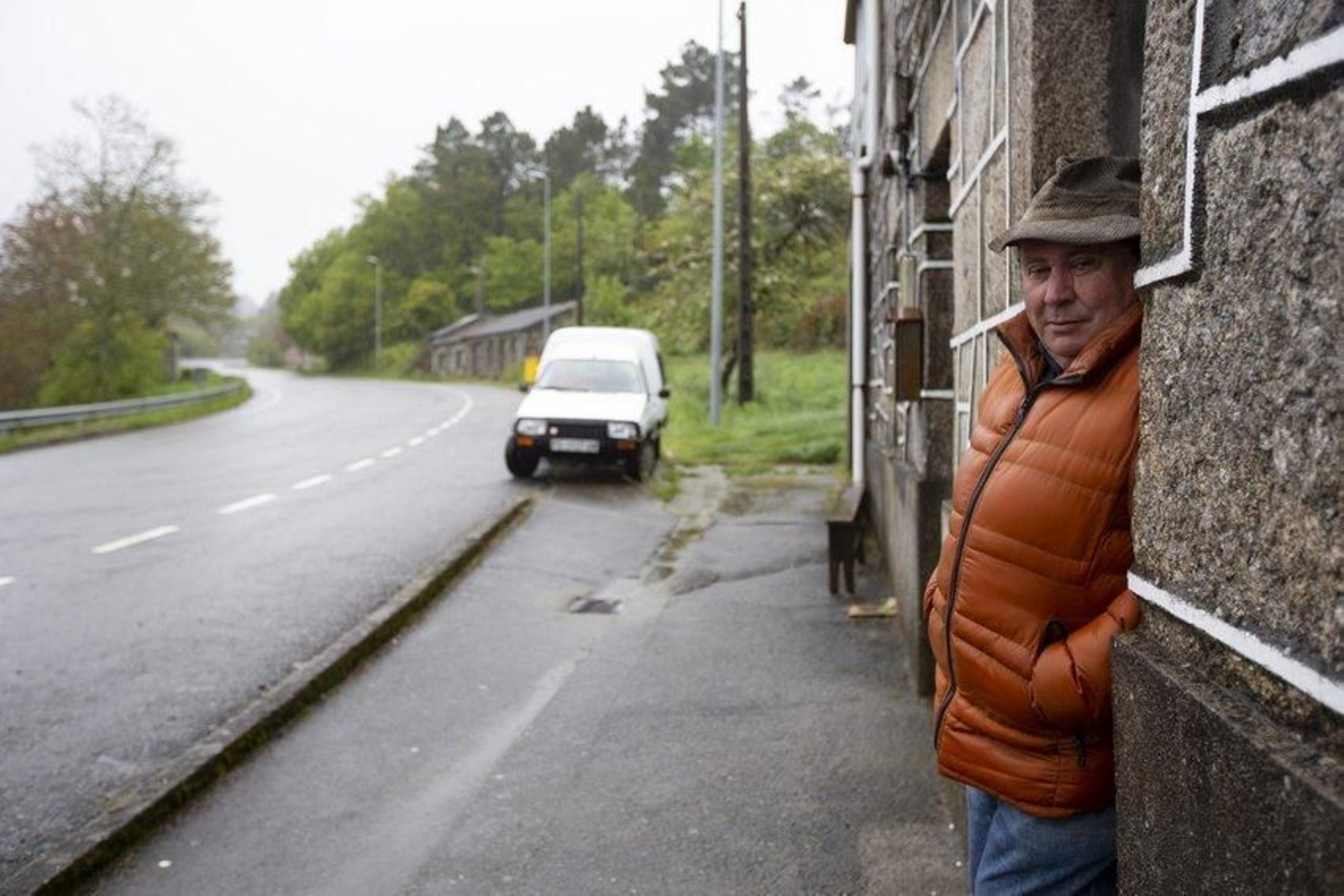 30 de abril. Reportage sobre el pueblo de A Corga, en el ayuntamiento de Piñor, que es el último pueblo de la provincia de Ourense antes de entrar a la de Pontevedra. En la foto Manolo da Corna o "Malacatrá", en su casa de A Corna.
Foto: Xesús Fariñas