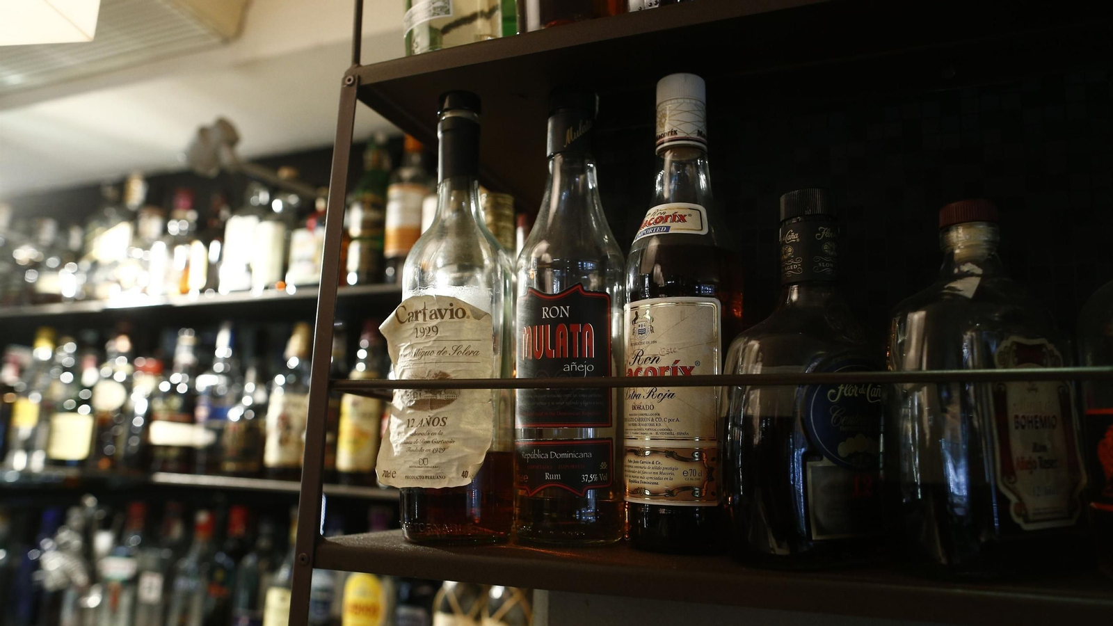 Botellas de alcohol en una imagen de archivo.