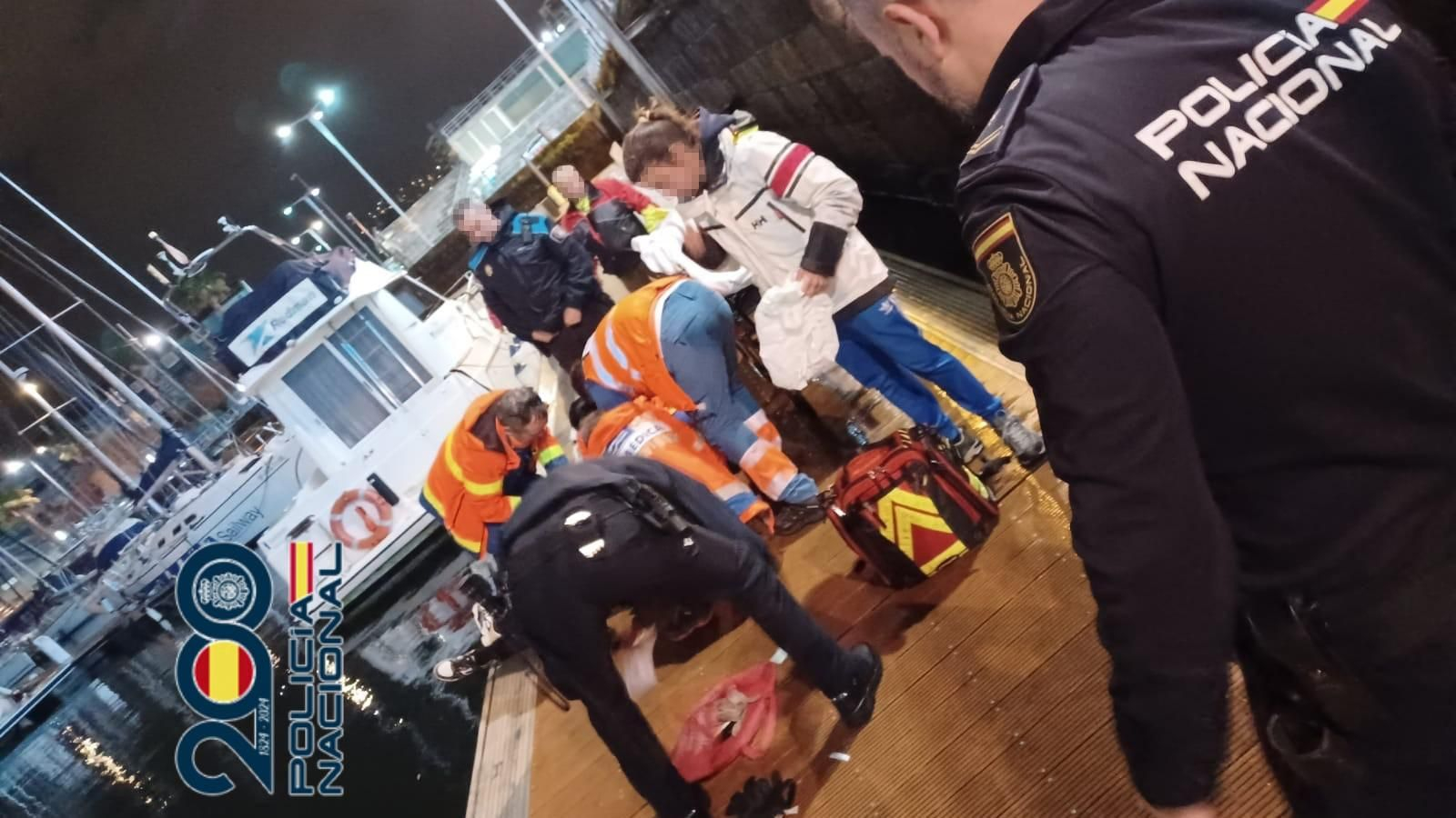 Los agentes tuvieron que rescatar a uno de los detenidos al precipitarse al mar tras ser pillado.