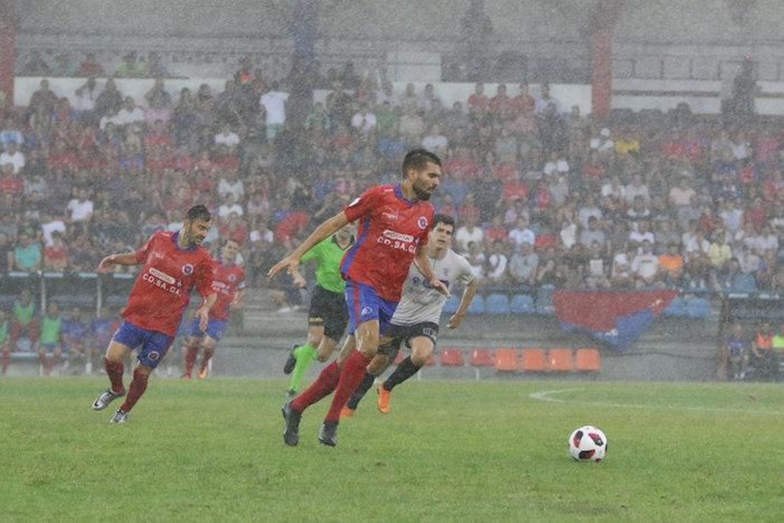 Germán realiza un cambio de orientación en el derbi de la primera vuelta entre la UD Ourense y el Ourense CF. (IVÁN DACAL)