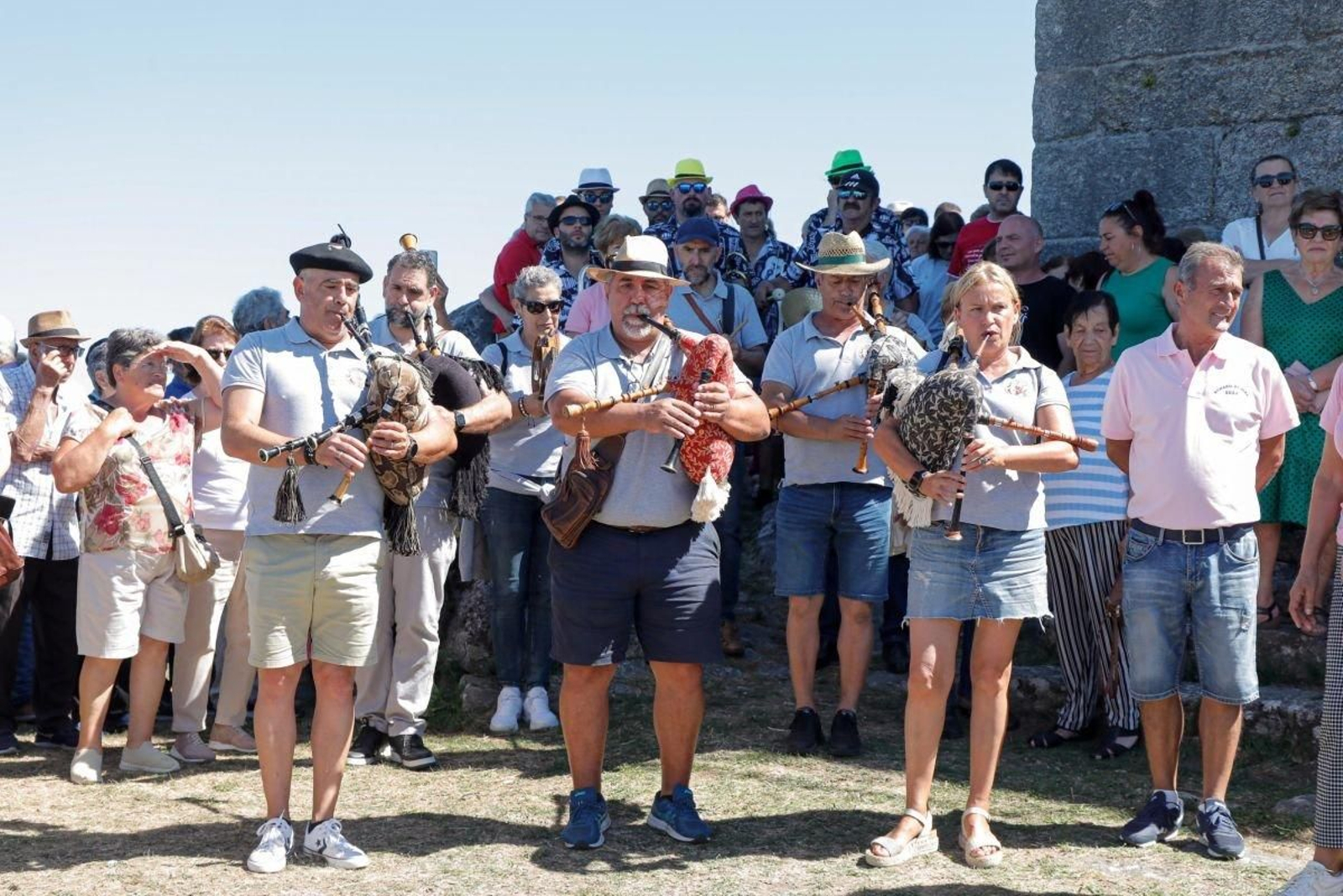 El grupo de gaitas de Baiona, A Seneira, durante su actuación en la procesión.