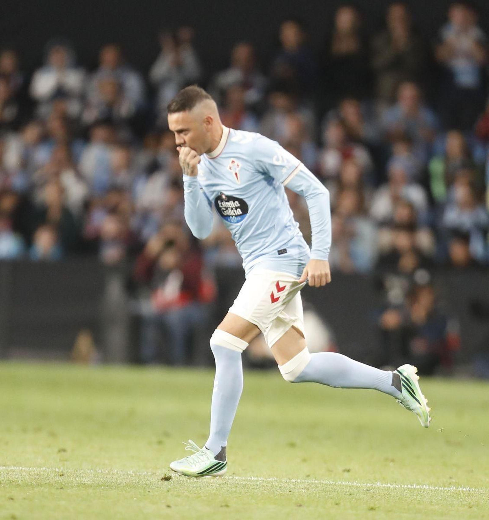 Iago Aspas saltó al campo con la gran ovación de la noche de fondo.