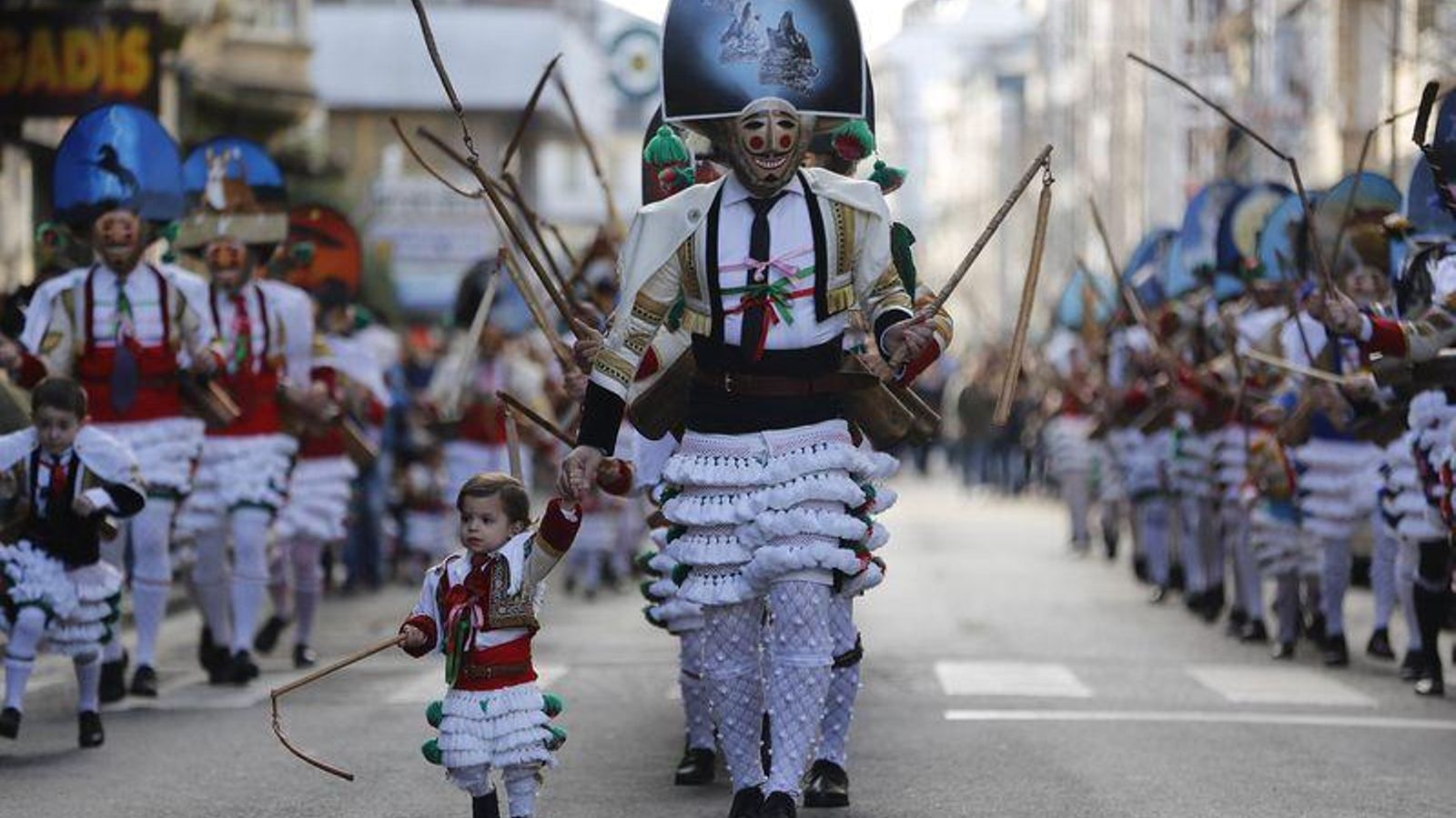 Un grupo de cigarrones durante el Domingo Corredoiro en Verín (XESÚS FARIÑAS).