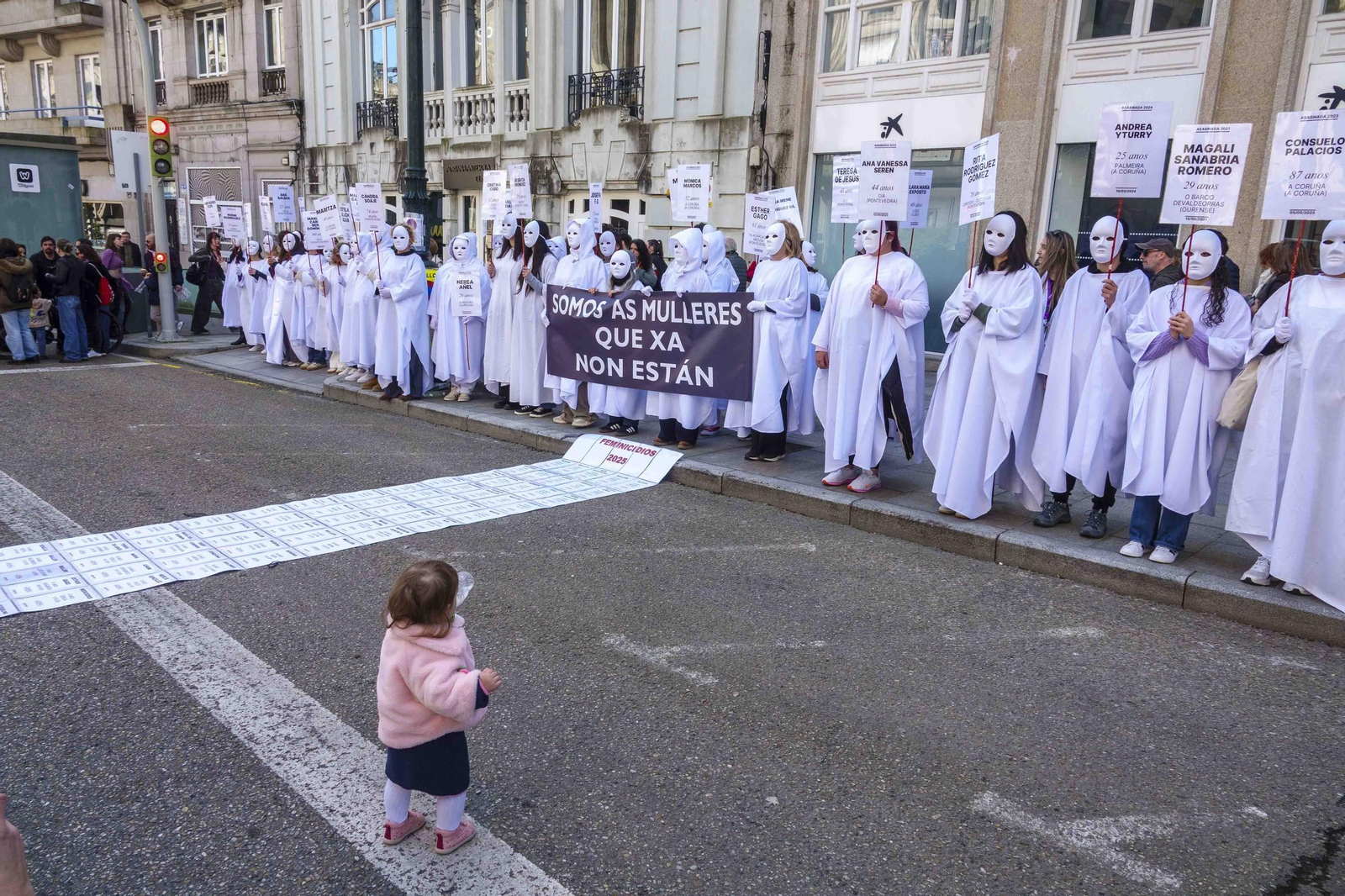 Galería | Las calles de Vigo se pintan de morado por el Día Internacional de la Mujer
