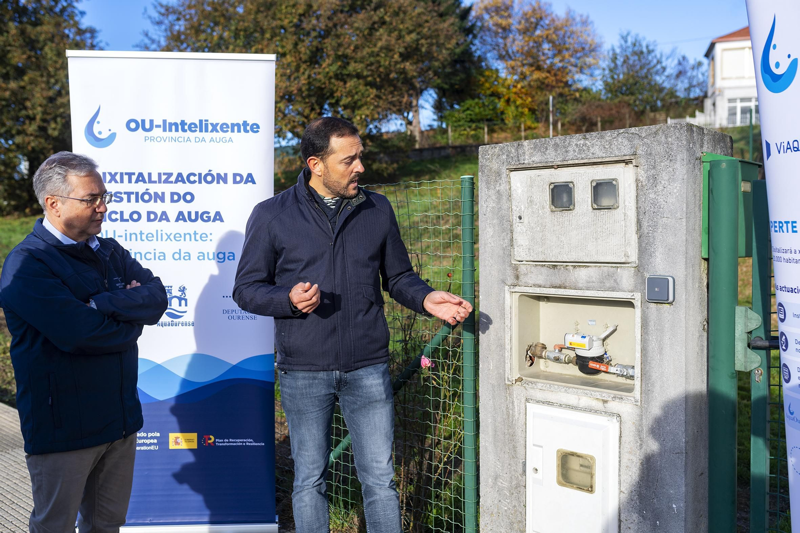Luis Menor, presidente de la Diputación y Víctor Comesaña, gerente de AquaOurense, supervisan la instalación.