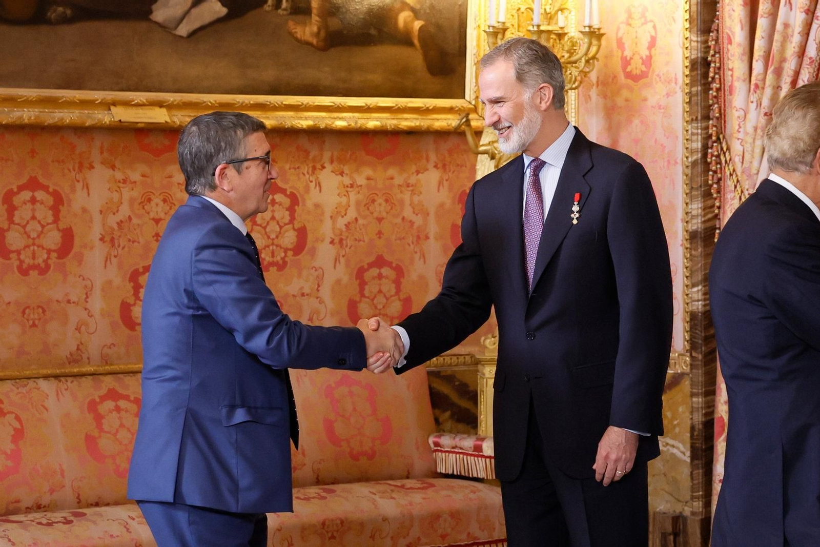 El Rey Felipe VI (d) saluda al portavoz del PSOE Patxi López (i).