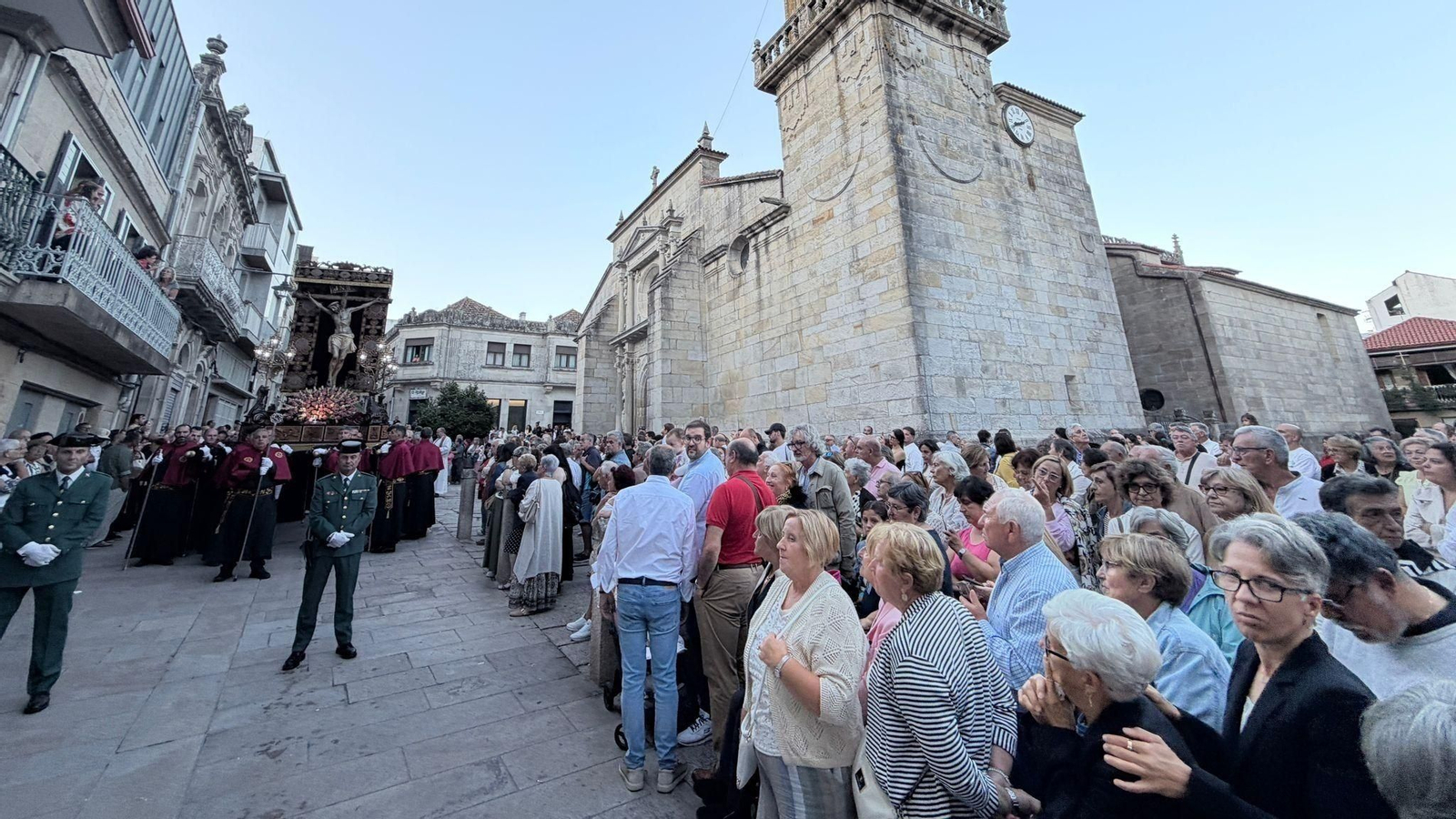 La imagen del Cristo de Cangas, ayer por las calles, seguida de vecinos y miembros de la cofradía.