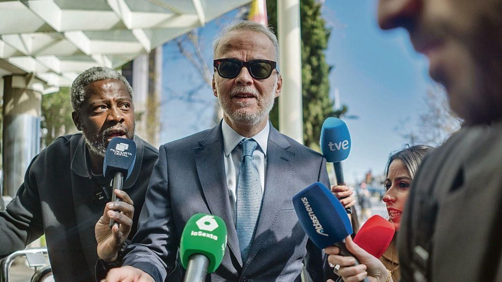 El abogado de Begoña Gómez, Antonio Camacho, atiende a los medios a su llegada a los juzgados.