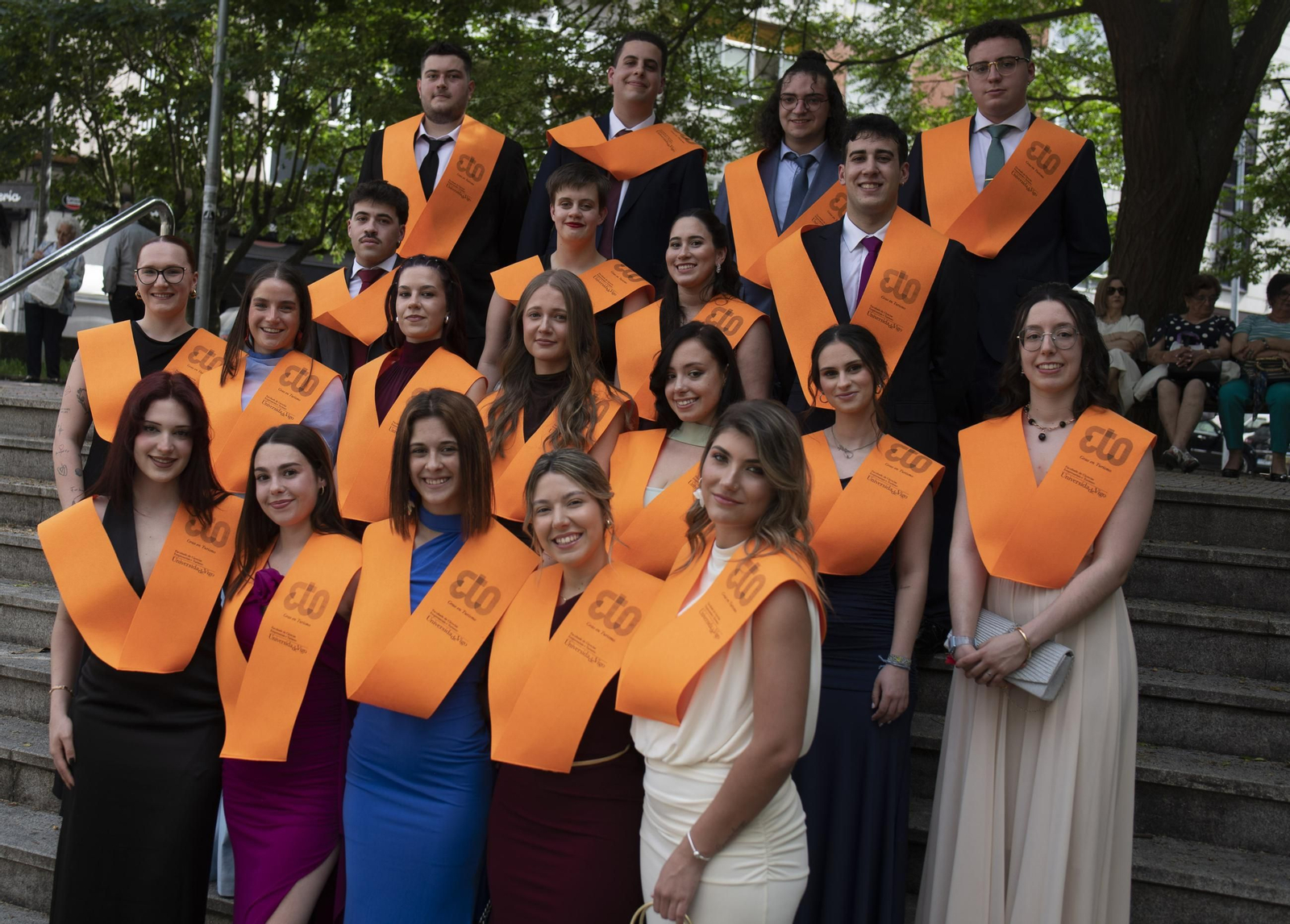 Galería | Los alumnos de ADE y Turismo se gradúan bajo un intenso calor