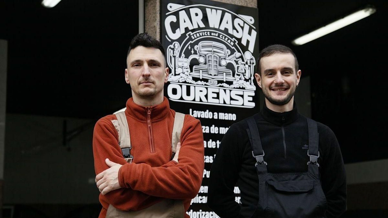 Yago y Charly en Car Wash Ourense, donde los coches salen como nuevos.