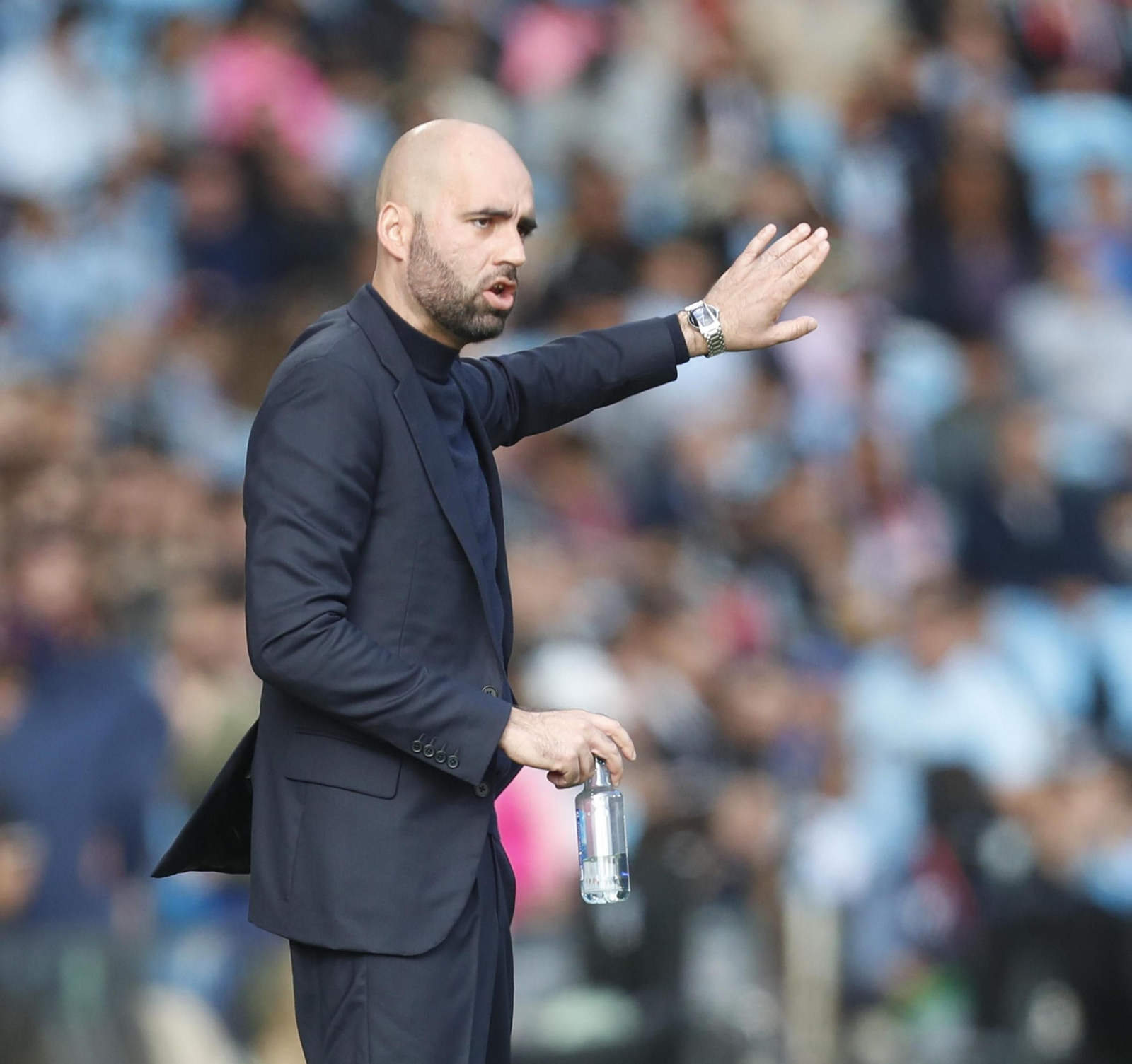 El entrenador del Celta, Claudio Giráldez, da instrucciones desde la banda en el partido de ayer en Balaídos.