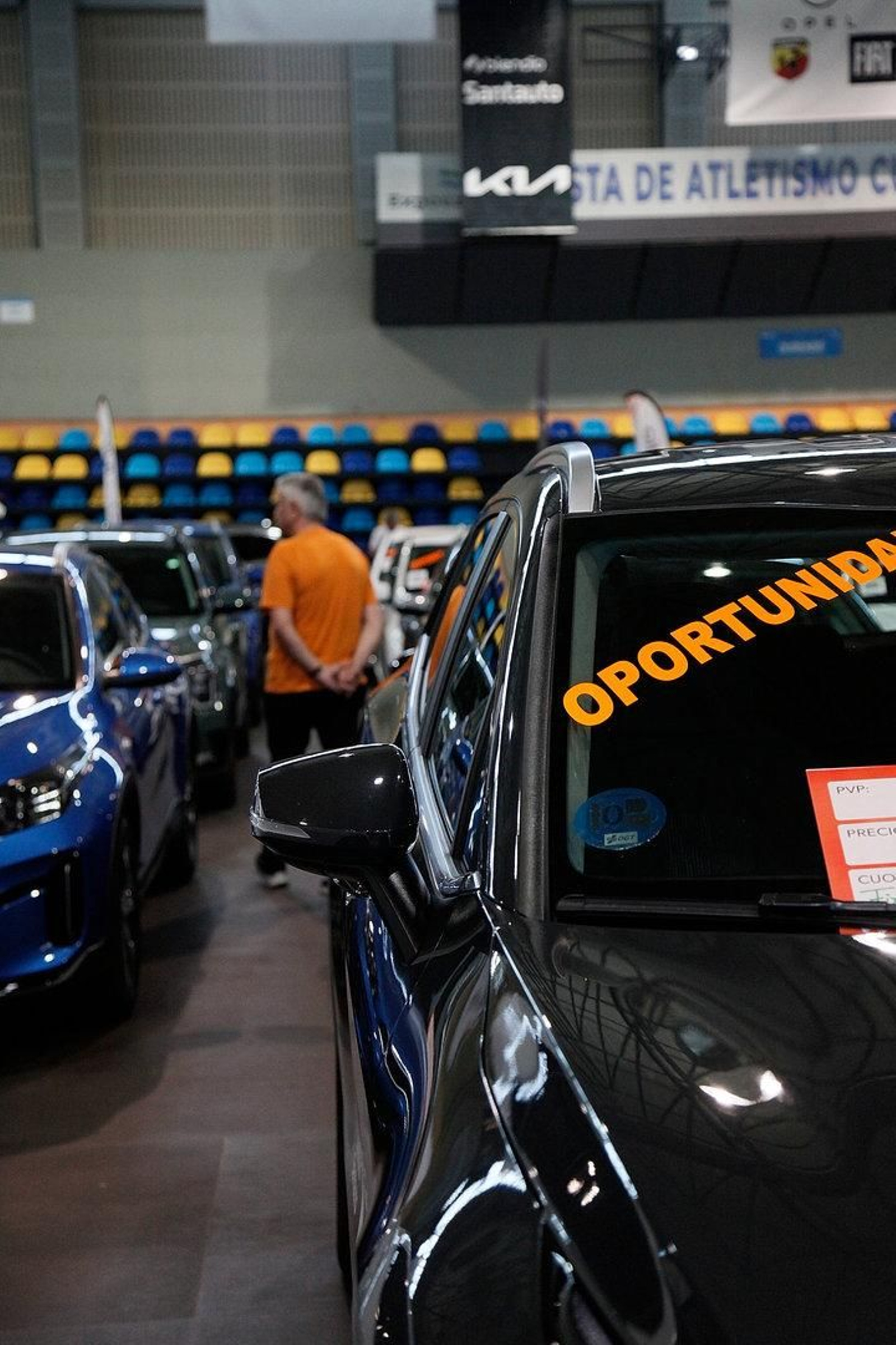 Un potencial cliente del VI Car Outlet.