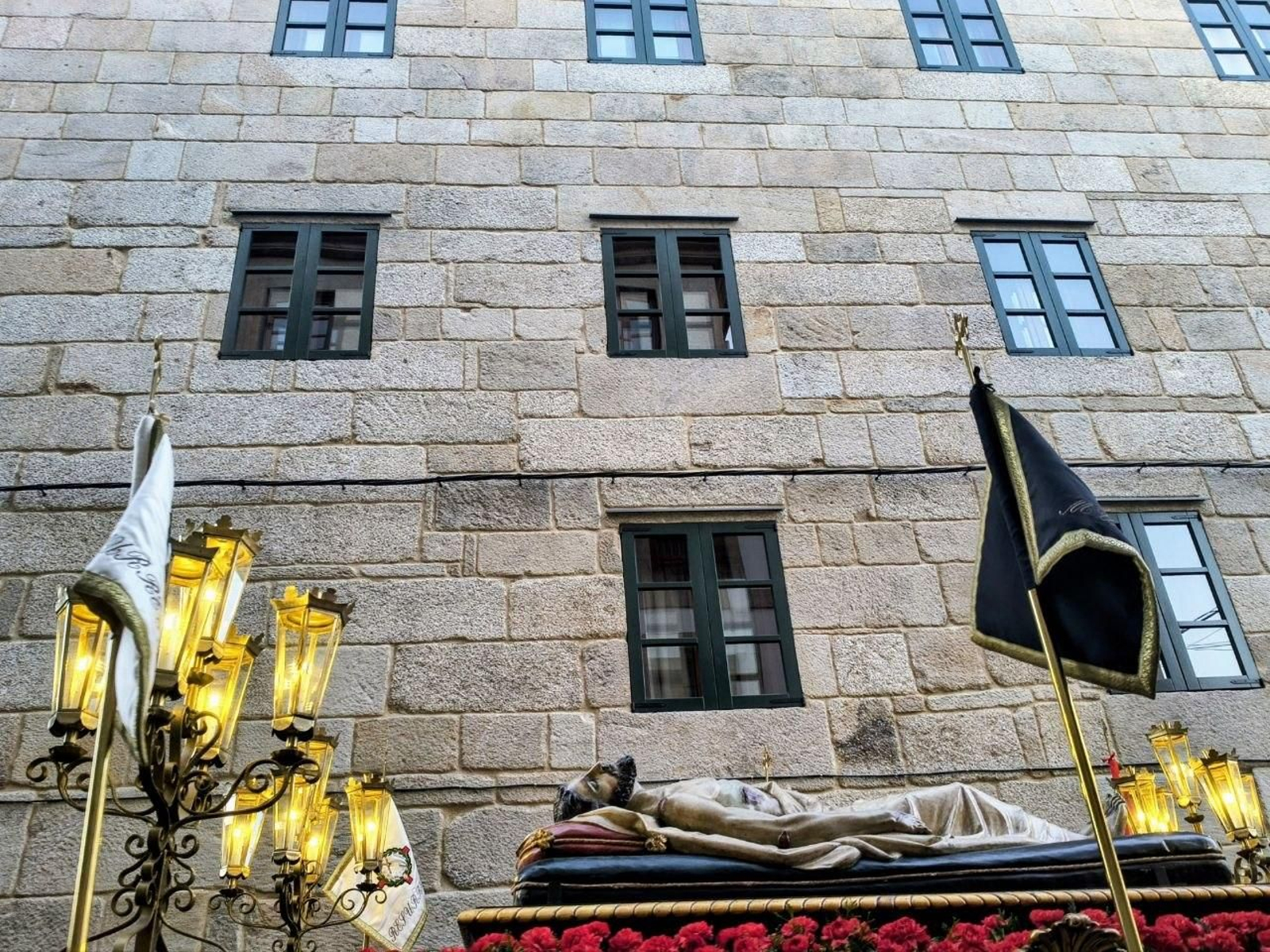 Galería | Emotiva procesión General del Santo Entierro en Pontevedra