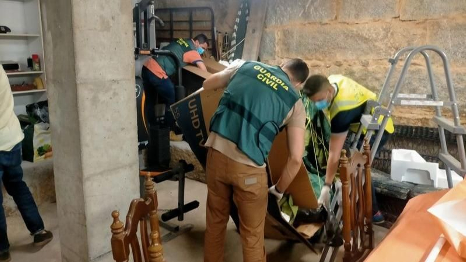 Los agentes de la Guardia Civil que participan en la operación.