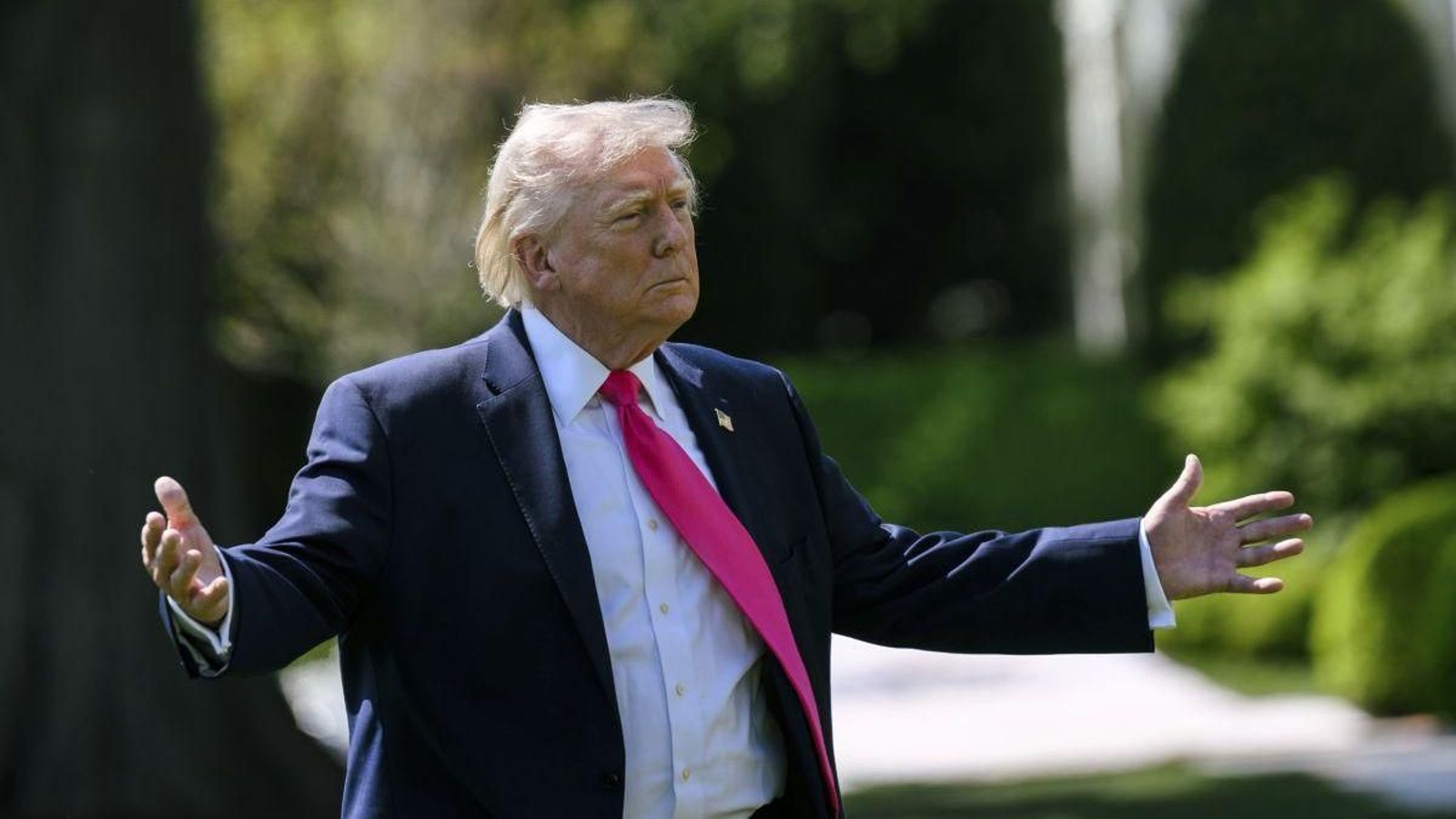 Donald Trump hace un gesto al grupo de medios en el Jardín Sur de la Casa Blanca.
